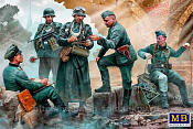 Сборные фигуры из пластика MB 35211 Немецкие военнослужащие, период Второй мировой войны (1/35) Master Box - фото