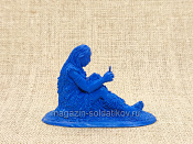Материал - двухкомпонентный пластик Неандерталец №4, женщина шьет шкуру, 54 мм (смола, синий), Воины и битвы - фото